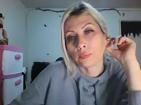 Snapshot of alixia81 chatting on December 21, 2024, 11:24 pm alixia81 online show from December 21, 2024, 11:24 pm