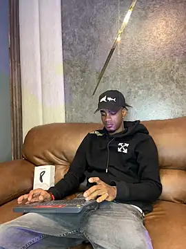 AaronCruz  online show from February 18, 2025, 12:49 pm