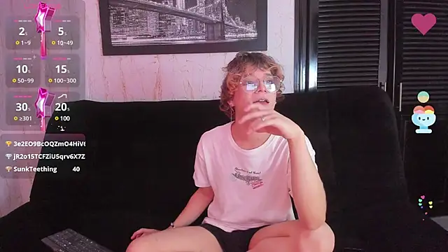 Snapshot of Max_lover1 chatting on February 4, 2025, 3:26 pm Max lover1 online show from February 4, 2025, 3:26 pm