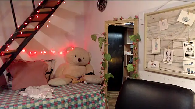 luna sky83 online show from March 7, 2025, 1:18 pm