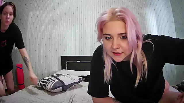 Snapshot of ChrisGirls chatting on February 19, 2025, 1:39 pm ChrisGirls online show from February 19, 2025, 1:39 pm