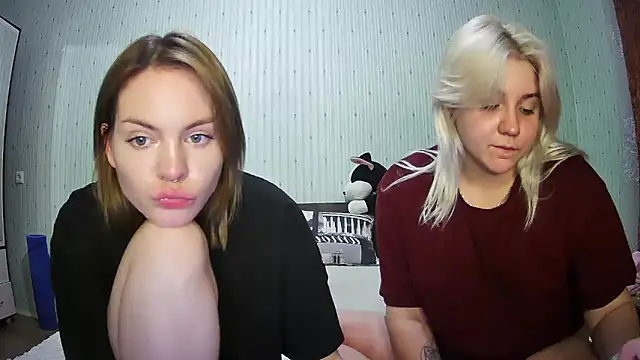 Snapshot of ChrisGirls chatting on March 6, 2025, 5:33 pm ChrisGirls online show from March 6, 2025, 5:33 pm