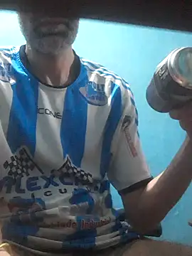 hugosafado333 online show from November 8, 2025, 4:01 am