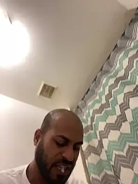 Snapshot of islandvybee55 chatting on February 26, 2025, 6:04 am islandvybee55 online show from February 26, 2025, 6:04 am