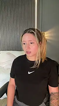 MiaPetit  online show from November 15, 2025, 1:14 am