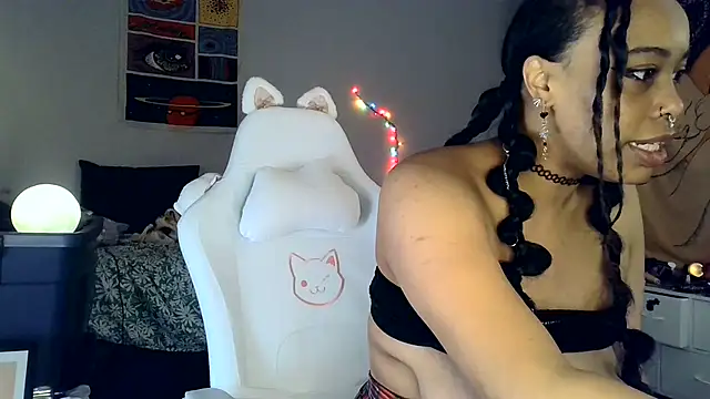 Snapshot of loveluna8 chatting on February 3, 2025, 9:41 am loveluna8 online show from February 3, 2025, 9:41 am