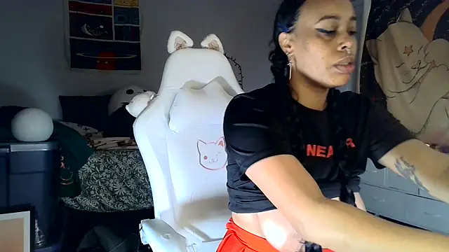 Snapshot of loveluna8 chatting on February 4, 2025, 9:28 am loveluna8 online show from February 4, 2025, 9:28 am