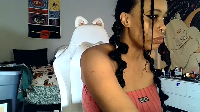 Snapshot of loveluna8 chatting on February 5, 2025, 10:19 am loveluna8 online show from February 5, 2025, 10:19 am