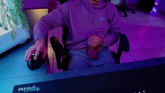 Snapshot of Vlad230323 chatting on December 9, 2024, 3:22 pm Vlad230323 online show from December 9, 2024, 3:22 pm