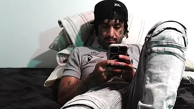 Snapshot of Azazelihornyasf chatting on October 16, 2025, 9:49 pm Azazelihornyasf online show from October 16, 2025, 9:49 pm