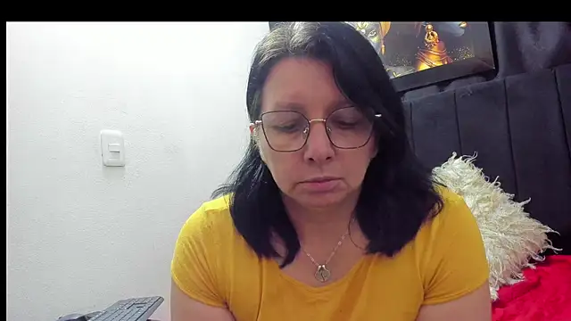 Evaaross 2345 online show from November 19, 2025, 9:48 pm