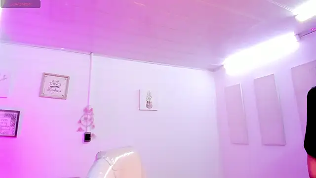 Snapshot of Alexx_Scoot chatting on January 8, 2025, 7:56 pm Alexx Scoot online show from January 8, 2025, 7:56 pm