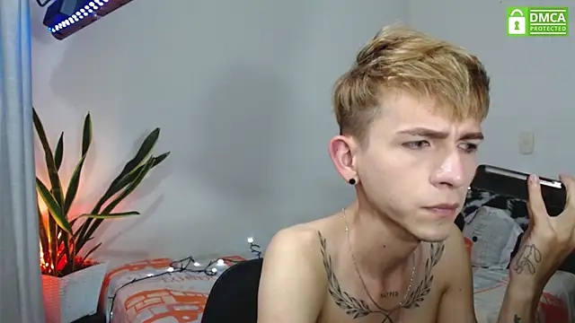 smallgiant27 online show from November 19, 2025, 2:33 am