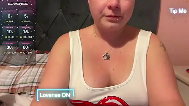 Snapshot of NaughtyWifeUK chatting on December 3, 2024, 9:34 pm NaughtyWifeUK online show from December 3, 2024, 9:34 pm