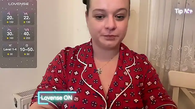 Snapshot of NaughtyWifeUK chatting on December 23, 2024, 11:06 pm NaughtyWifeUK online show from December 23, 2024, 11:06 pm