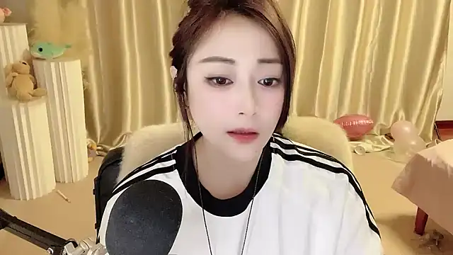 Snapshot of Daisy-77 chatting on February 5, 2025, 8:46 pm Daisy-77 online show from February 5, 2025, 8:46 pm