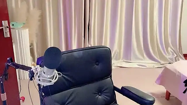 Snapshot of Daisy-77 chatting on February 24, 2025, 8:58 pm Daisy-77 online show from February 24, 2025, 8:58 pm