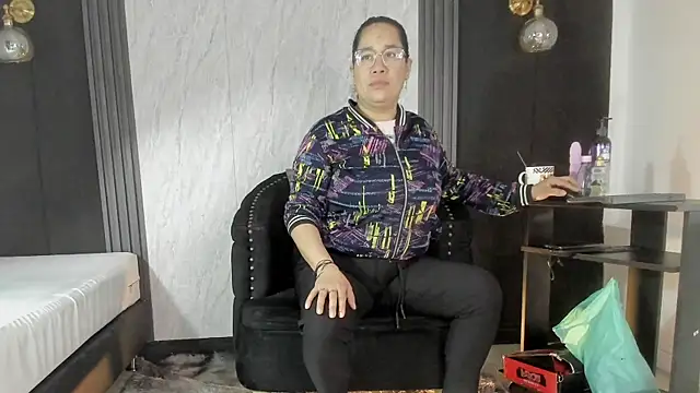 Snapshot of alondrabigtits chatting on November 15, 2025, 11:51 am alondrabigtits online show from November 15, 2025, 11:51 am