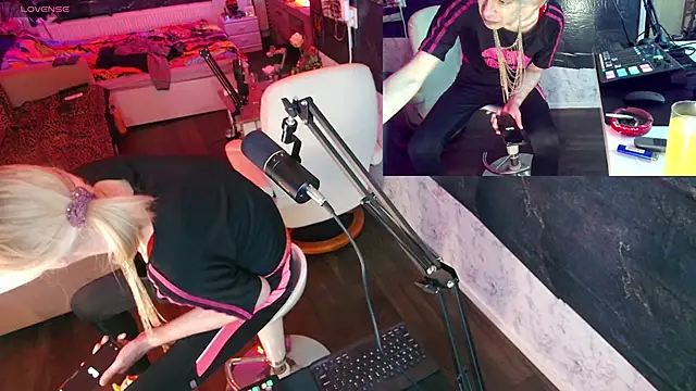 Doggyray44 online show from December 21, 2024, 4:25 pm