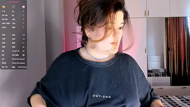 Snapshot of July_Slowdive chatting on February 6, 2025, 11:32 am July Slowdive online show from February 6, 2025, 11:32 am