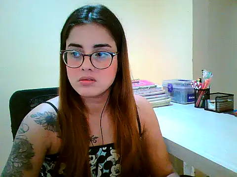 Snapshot of maliamiller chatting on October 23, 2025, 8:57 am maliamiller online show from October 23, 2025, 8:57 am