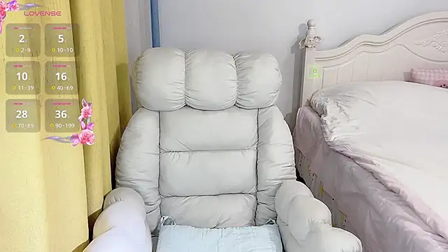 Snapshot of Caitlyn__ chatting on October 22, 2025, 11:32 am Caitlyn online show from October 22, 2025, 11:32 am