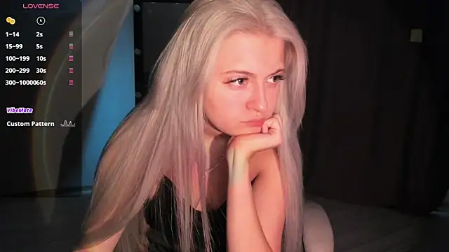 Snapshot of Lana_Younes chatting on October 20, 2025, 9:43 am Lana Younes online show from October 20, 2025, 9:43 am