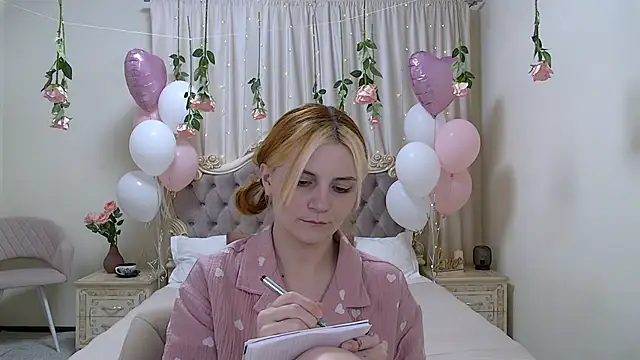 Snapshot of KellyStone chatting on February 19, 2025, 2:44 am KellyStone online show from February 19, 2025, 2:44 am
