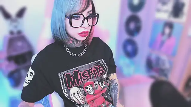 Snapshot of NikkiRamone chatting on December 3, 2025, 9:02 pm NikkiRamone online show from December 3, 2025, 9:02 pm