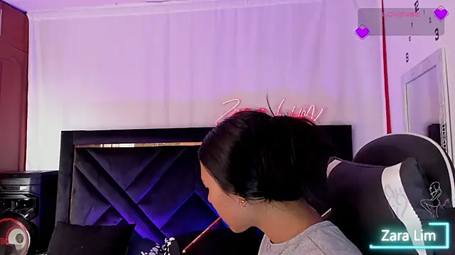 ZaraLim online show from October 31, 2025, 8:43 pm