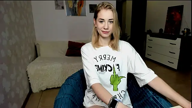 Snapshot of LunaBelli chatting on January 11, 2025, 6:45 am LunaBelli online show from January 11, 2025, 6:45 am