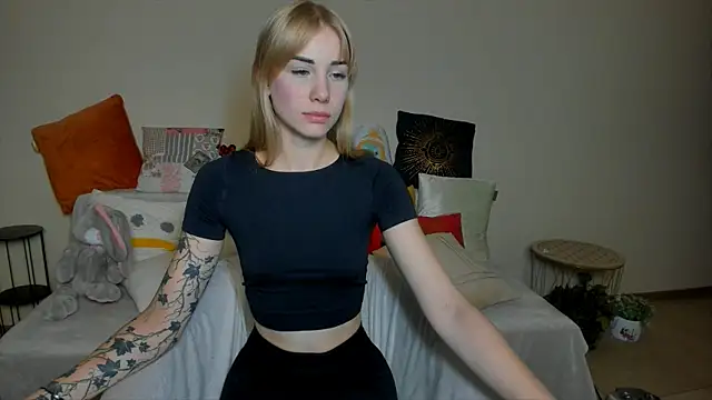 Snapshot of LunaBelli chatting on September 13, 2025, 8:08 pm LunaBelli online show from September 13, 2025, 8:08 pm