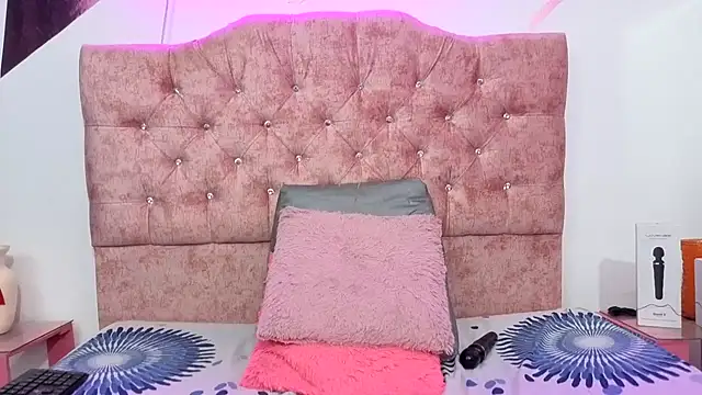 Kitten Hot  online show from October 28, 2025, 5:22 am