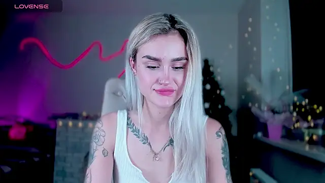 Snapshot of _Ravenaa chatting on December 20, 2024, 1:43 pm Ravenaa online show from December 20, 2024, 1:43 pm