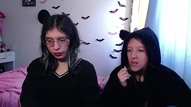 Snapshot of BRIAR_AND_BLAIR chatting on October 8, 2025, 4:15 pm BRIAR AND BLAIR online show from October 8, 2025, 4:15 pm