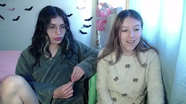 Snapshot of BRIAR_AND_BLAIR chatting on October 17, 2025, 4:20 pm BRIAR AND BLAIR online show from October 17, 2025, 4:20 pm