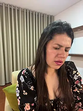 Snapshot of Alice_Biel chatting on February 22, 2025, 1:22 am Alice Biel online show from February 22, 2025, 1:22 am