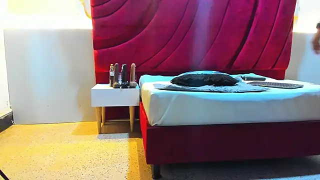 MAISE HILL1 online show from September 17, 2025, 1:13 pm