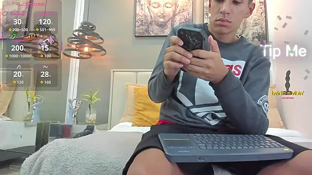 Snapshot of kieran_derek chatting on November 18, 2025, 3:34 am kieran derek online show from November 18, 2025, 3:34 am