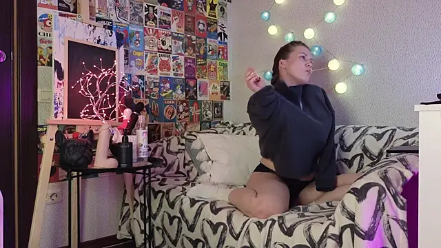 Snapshot of LittleLeen chatting on February 5, 2025, 6:48 pm LittleLeen online show from February 5, 2025, 6:48 pm
