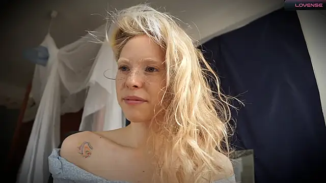 Snapshot of _Phantom_thread_ chatting on March 17, 2025, 12:35 pm Phantom thread online show from March 17, 2025, 12:35 pm