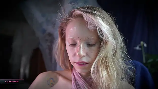 Snapshot of _Phantom_thread_ chatting on October 27, 2025, 9:57 am Phantom thread online show from October 27, 2025, 9:57 am