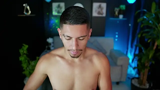 Aaronfox x online show from November 24, 2025, 1:22 pm