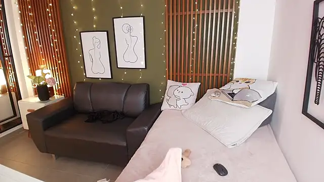 brigiitte rohan online show from September 17, 2025, 3:08 am