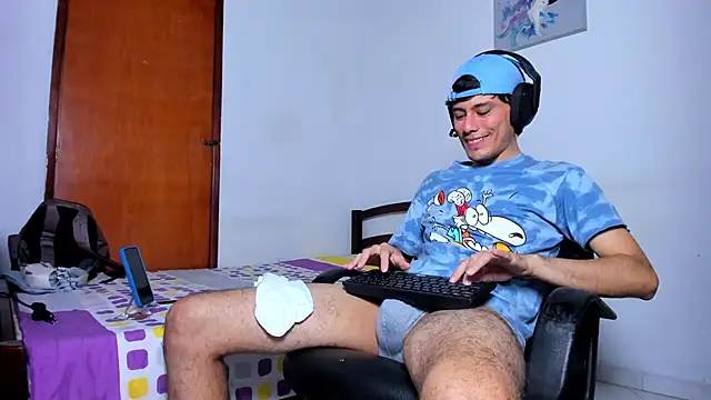 Snapshot of Huge_latin_cock chatting on December 22, 2024, 10:47 pm Huge latin cock online show from December 22, 2024, 10:47 pm
