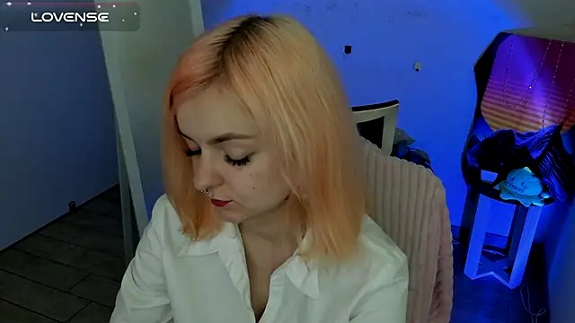 Snapshot of Fire_Bestie chatting on September 14, 2025, 12:15 pm Fire Bestie online show from September 14, 2025, 12:15 pm