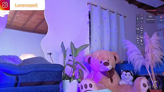 Snapshot of LunaRose5 chatting on November 11, 2025, 3:28 am LunaRose5 online show from November 11, 2025, 3:28 am