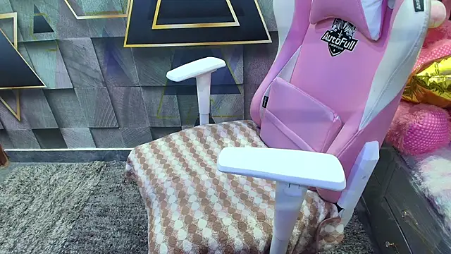 Snapshot of YourKusu chatting on November 15, 2025, 5:27 am YourKusu online show from November 15, 2025, 5:27 am