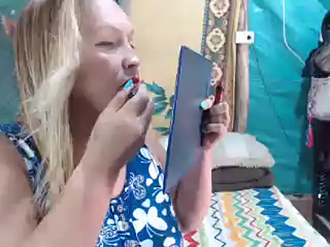 Snapshot of mom_son_dirty chatting on October 8, 2025, 2:47 pm mom son dirty online show from October 8, 2025, 2:47 pm