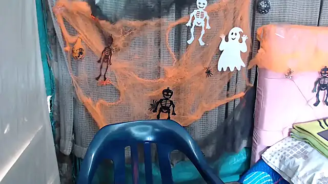 Snapshot of mom_son_dirty chatting on October 31, 2025, 2:18 pm mom son dirty online show from October 31, 2025, 2:18 pm